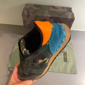 Valentino rockrunner  - Jag säljer nu dessa Valentino Rockrunners för endast 2500 kr, köparen står för frakt. Skorna är i utmärkt skick och kommer enbart med skor och en dust bag. Storlek 40, men passar även större storlekar.