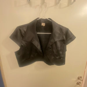 Bolero Svart - Jätte populär bolero! Svart nyskick