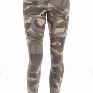 Nya Freddy Wr up byxor Camo - Snygga tights i ljus Camo från Freddy WR.UP. Formar och lyfter ben och rumpa. Storlek M