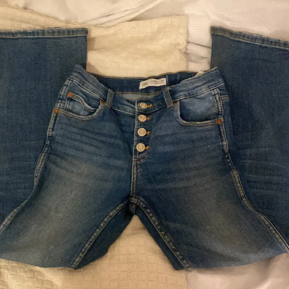 Jätte fina zara jeans i bra skick köpta för ungefär 1 år sedan .säljer dom för att dom  är för små för mig. priset kan diskuteras . Jeans & Byxor.