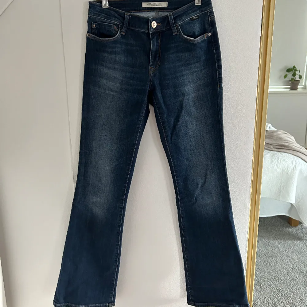 Säljer de här skitsnygga Low waist bootcut jeans från Zalando. Använda några gånger men i nyskick. Säljer för att de inte används längre. Nypris 629kr 💙. Jeans & Byxor.