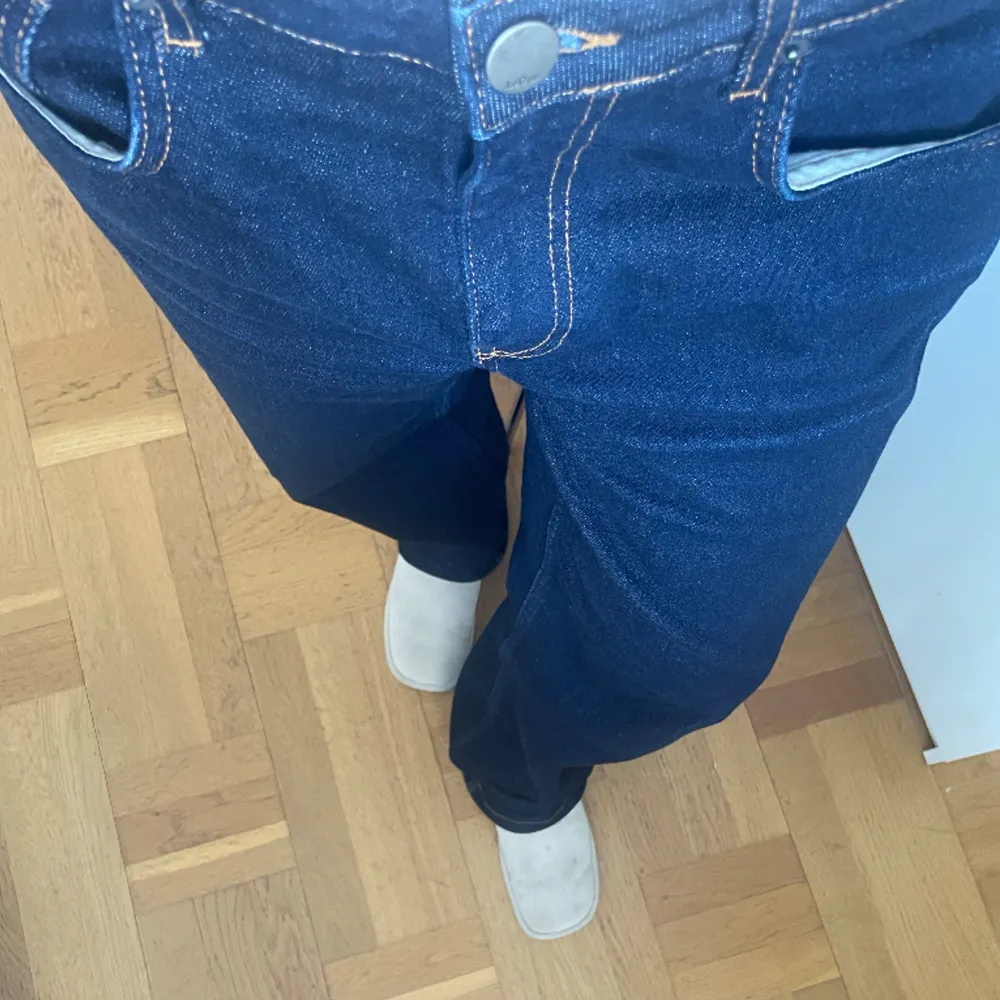 Mörkblåa jeans från About Yous märke Leger. Använda ytterst få gånger så de är i superskick! Storlek M/38 och på mig som är en S/XS och 163 sitter de snyggt baggy. Nypris 799 kr.🪩⭐️. Jeans & Byxor.
