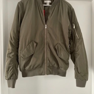 Bomberjacka - Säljer mina gröna bomberjacka då den är för liten för mig. Jag skulle säga att den size bra (lite overzized) på en som har S eller XS. 