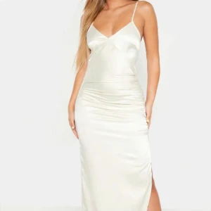 Balklänning  - Säljer denna balklänningen i satin som aldrig blivit använd då den kom fram för sent❤️ så fin!!