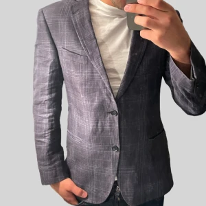 Kavaj  - Säljer denna riktigt snygga kavajen tidlös perfekt till en par goa jeans och en skyst tröja under. Vid frågor och funderingar skriv gärna 💬