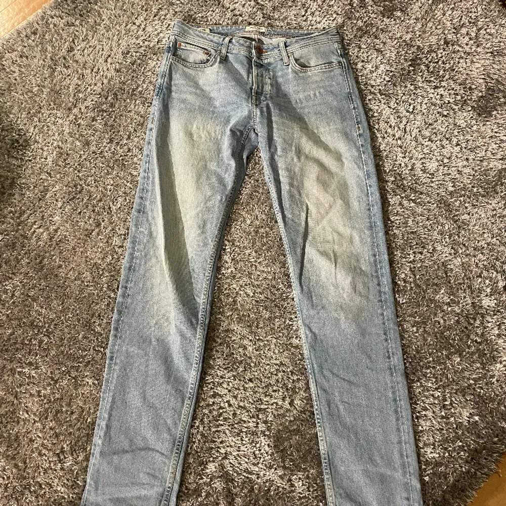 | Jack and Jones jeans | storlek: 28/32 | skick: bra | modellen på bilden är 179 och väger ca 63 | Fraktas spårbart via postnord📩📦 | leveranstid 1-3 arbetsdagar | hör av er vid frågor och funderingar🙌🤝. Jeans & Byxor.