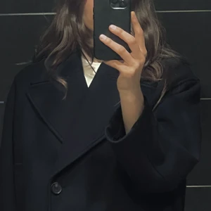 Zara kappa - Kort zara kappa i helt nytt skick ! I storlek M men sitter som en S på mig som alltid bär xs-s  Skriv vid intresse av köp eller köp dirket via köp nu 