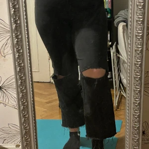 Svarta jeans med hål i knäna  - Använd ett par gång men i bra skick, lite slitna men overall bra. Köparen står för frakt 