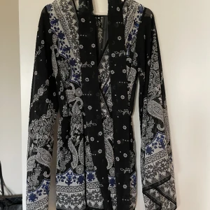 Playsuit chiquelle  - Jumpsuit köpt från chiquelle. Knappt använd, därav inget att anmärka på. Band att knyta runt midjan