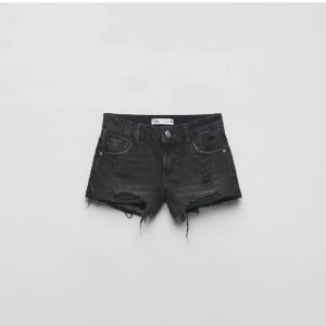 Slutsålda Zara shorts - Lågmidjade zara shorts som är helt slutsålda. Helt oanvända med prislapp kvar Superfina och passar 32 och en mindre 34! Nypris 400kr