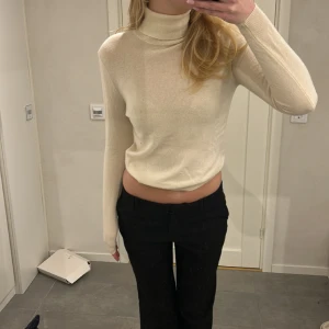 Vit stickad tröja  - Jättsnygg turtleneck från benetton. Troligen storlek S men sitter lite mer som en xs. Har inga defekter förutom någon liten missfärgning som inte syns nögot vidare💕🫶