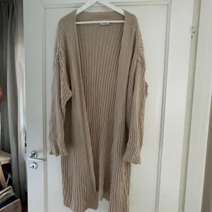 Lång kofta - En lång kofta (går till precis över knäna på mig 166cm) från Madlady! Köpt för länge sen men har aldrig kommit till användning tyvärr. Fint skick! 💘