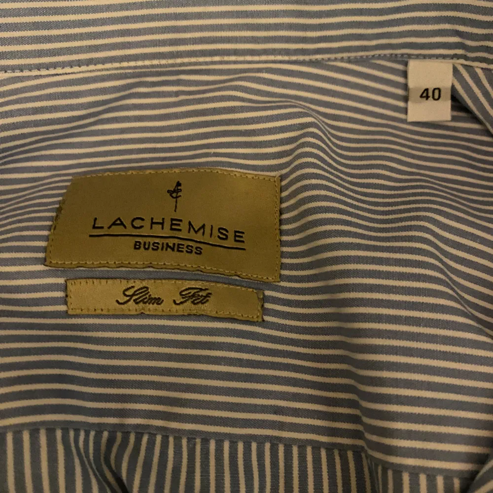 En stilren skjorta från Lachemise i en snygg ljusblå randig färg. Skjortan är i bra skick. Alla knappar är kvar! Slim fit. 100% Bomull  Hör av er vid frågor eller funderingar! . Skjortor.