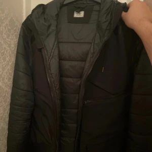 C.P. Company - Säljer en skön cp company jacka, perfekt inför våren, där den är ganska luftig. Nåt litet hål har den vid bröstet men som är svart så man ser inte den så bra. 