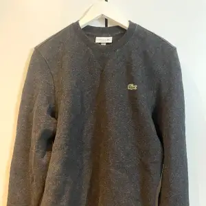 Säljer denna Lacoste sweatshirts för ett fantastiskt pris! Nypriset är 1099kr 
