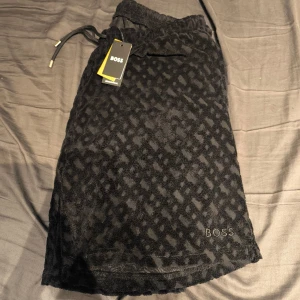 Boss Terry shorts helt nya - Hej säljer ett par Boss Terry shorts i storlek L.  Aldrig använda helt nya med lapparna kvar. 