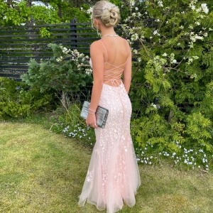 Rosa balklänning  - Säljer min älskade balklänning!!😊Den är fint figursydd och man kan välja själv hur tajt man vill ha den i ryggen, en jätte fin rosa färg med jätte söta blommor och små diamanter💞Har många bilder så det är bara att skriva!! Orginalpris 3399kr🤗