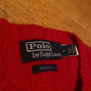 En 100% Kashmir tröja ifrån märket polo Ralph lauren. Inga defekter Elelr missfärgningar. Tveka inte på att höra av er via funderingar. Mvh