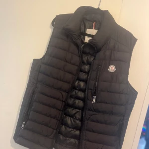 Moncler väst  - Säljer pga att den är för liten! En moncler väst i OK skick! Kom gärna med bud Mvh