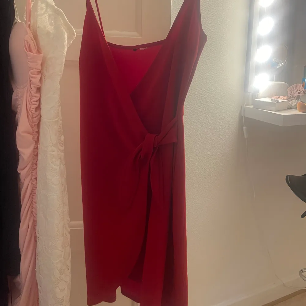 Storlek S Aldrig använd Röd klänning med knyte som framhäver midjan. Klänningar.