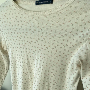 långärmad tröja från brandy - väldigt fin tröja från brandy melville, den är blommig med jättebra kvalitet. Använt ett par gånger! Får mångs komplimanger med den på, man får fin figur i den 🤍