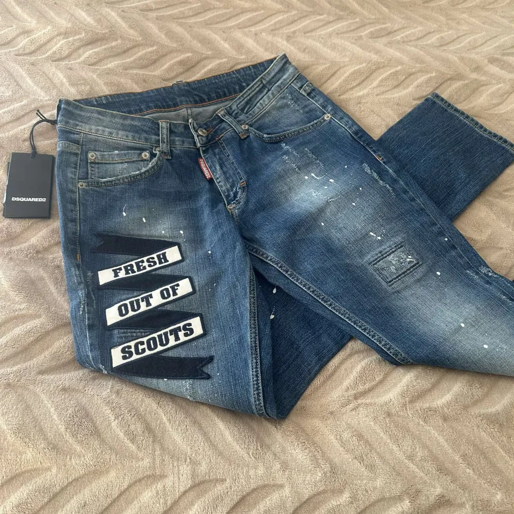 Helt nya Dsquared2 jeans, passar perfekt på yngre! Helt nya och helt oanvända, topp skick! 🥶. Jeans & Byxor.