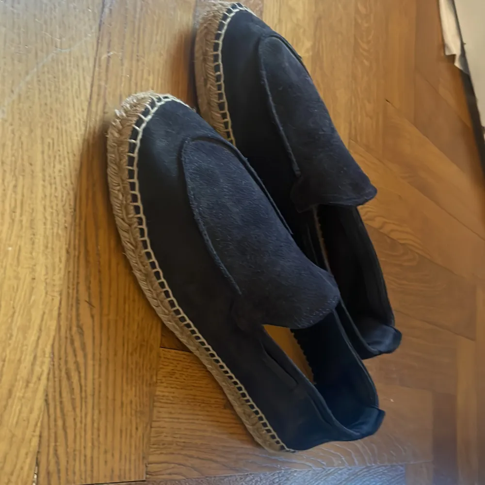 Riktigt snygga loafers med extra detaljer för ultimat stil. Väldigt bra skick och bra kvalité. Säljs då de inte längre passar.. Skor.