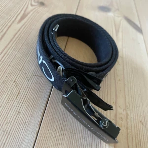 Calvin Klein bälte - Säljer denna för att jag inte använder denna så ofta längre. Passar alla.