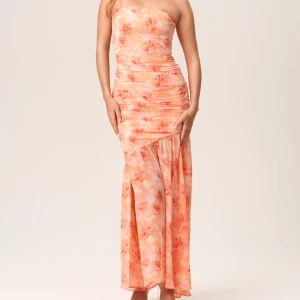 Adoore klänning  - Aldrig använd, lappen är fortfarande på men det var fel storlek🥲 Så så fin klänning 😍😍 Storlek 36🌸 pris kan diskuteras för snabb försäljning 