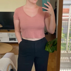 Rosa croppad t-shirt - Rosa croppad tshirt från Bershka i storlek XS. Material 50% bomull 50% modal.