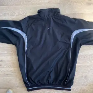 Säljer denna feta Vintage-Nike jacka. Inga defekter. Strl. M. Jackan är svart/vit/brun. Hör av er vid frågor eller om fler bilder. Pris=diskuterbart.