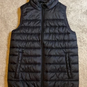 Everest väst aldrig använd perfekt kondition halva priset av 300kr - Everest väst för halva priset perfekt till sommaren 