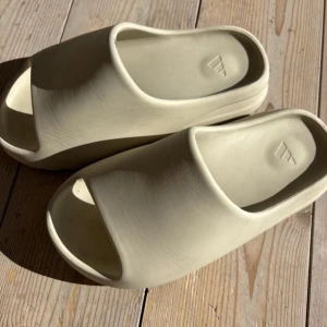 Yeezy slide ”bone” storlek 39 - Tofflorna har används och har lite repor. Tofflorna kommer utan skokartong.