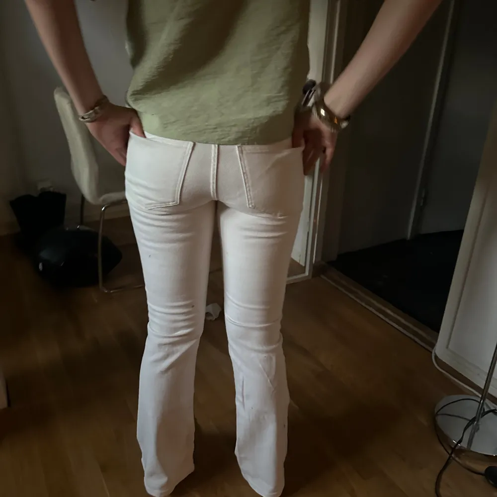 Du säljer jag mina Low waist vita jeans från Gina. Dom sitter lite mid waist men dom är sköna. Knappt använda 🤩⭐️💫Pris kan diskuteras. Jeans & Byxor.