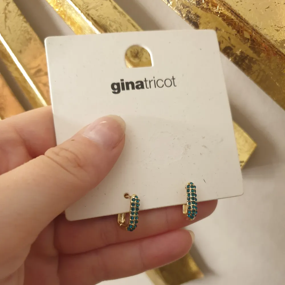 Guld gröna örhängen från Gina Tricot.  Nypris var 129kr. I nyskick. Frakt 18kr . Accessoarer.