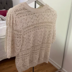 Zara topp - Jättefin topp från zara! Köpt förra året men har använts kanske 5 ggr, vläldigt bra skick! Hör av er vid frågor!❤️