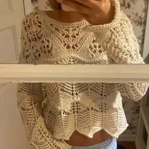 Super fin virkad tröja som jag köpt från zara förra sommaren 💓🧶passar någon som har storlek S  Mycket bra skick  Bilden är lånad !!!!