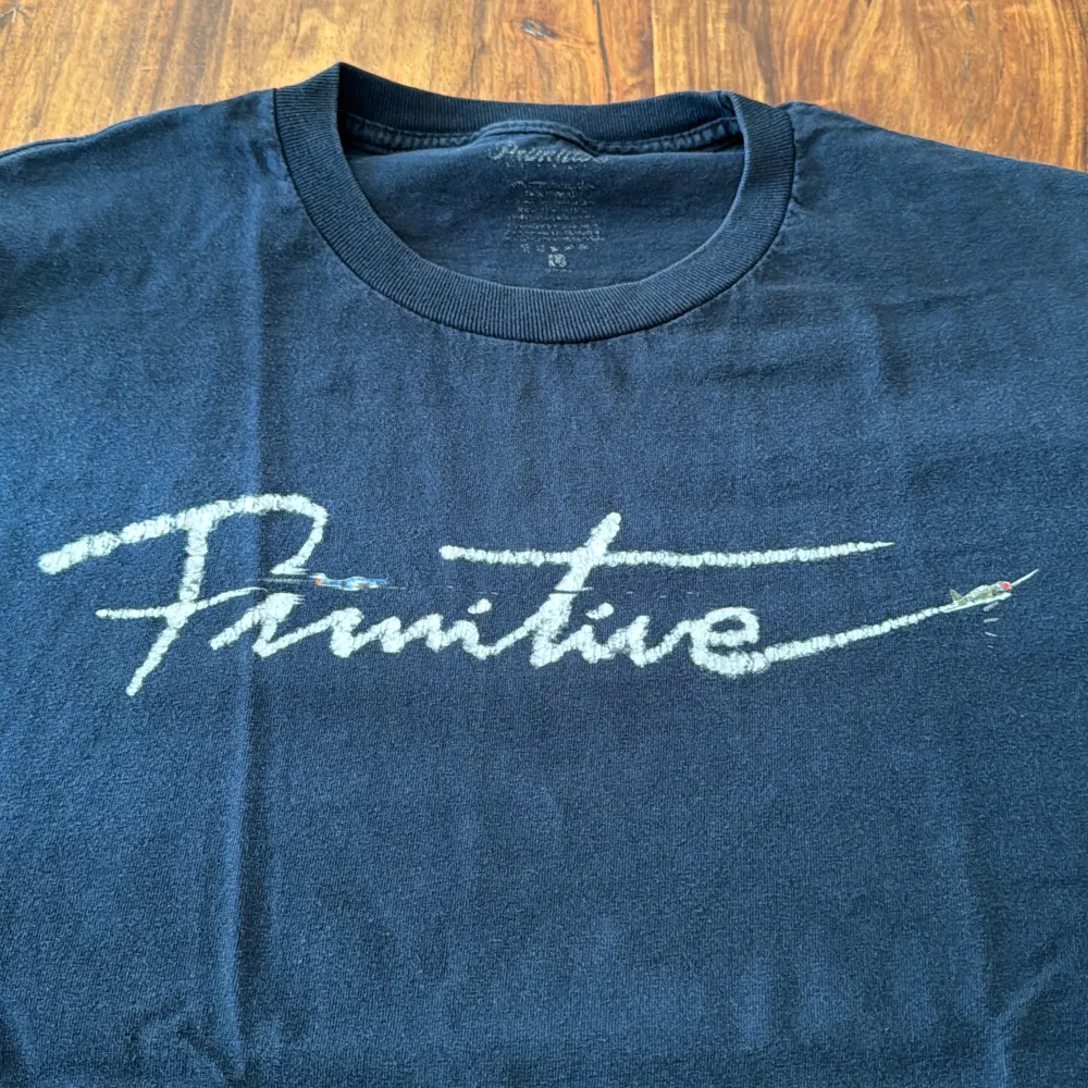 En blå primitive T-shirt. Hyfsat använd men fortfarande i väldigt bra skick. Condition: 7/10. T-shirts.
