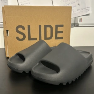 YEEZY SLIDES GRANITE - Yeezy slide granite 44 1/2 Med kvitto och tagg NYA SKOR  