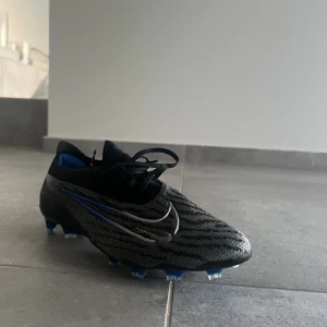 Fotbollskor - Säljer mina fotbollskor då de ej passar. Endast använda en gång. Inga defekter eller märken på skorna. Kartong + skopåse följer med