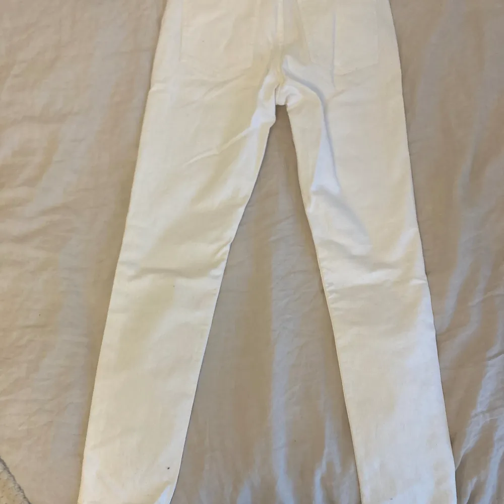 Säljer ett par vita slim fit high waist COS. Sälger därför att jag inte har knappt använt dom. Helt nya, knappt använda jeans i storlek 27. . Jeans & Byxor.