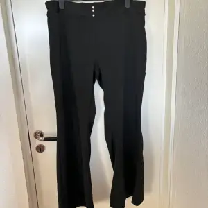 Svarta bootcut/flare leggings med 3 pärlor vid midjan