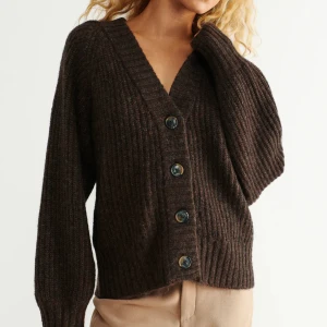 Stickad kofta - GINATRICOT  - Säljer denna bruna koftan från Gina, jätte mjuk och skön i materialet. Storlek XS men är något oversized så den sitter väldigt fint! 💘☺️