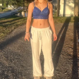 Blått spets linne - Stretchigt linne strl S från Shein. Mörkblå med spets detaljer. Väldigt fint, passar till sommarn