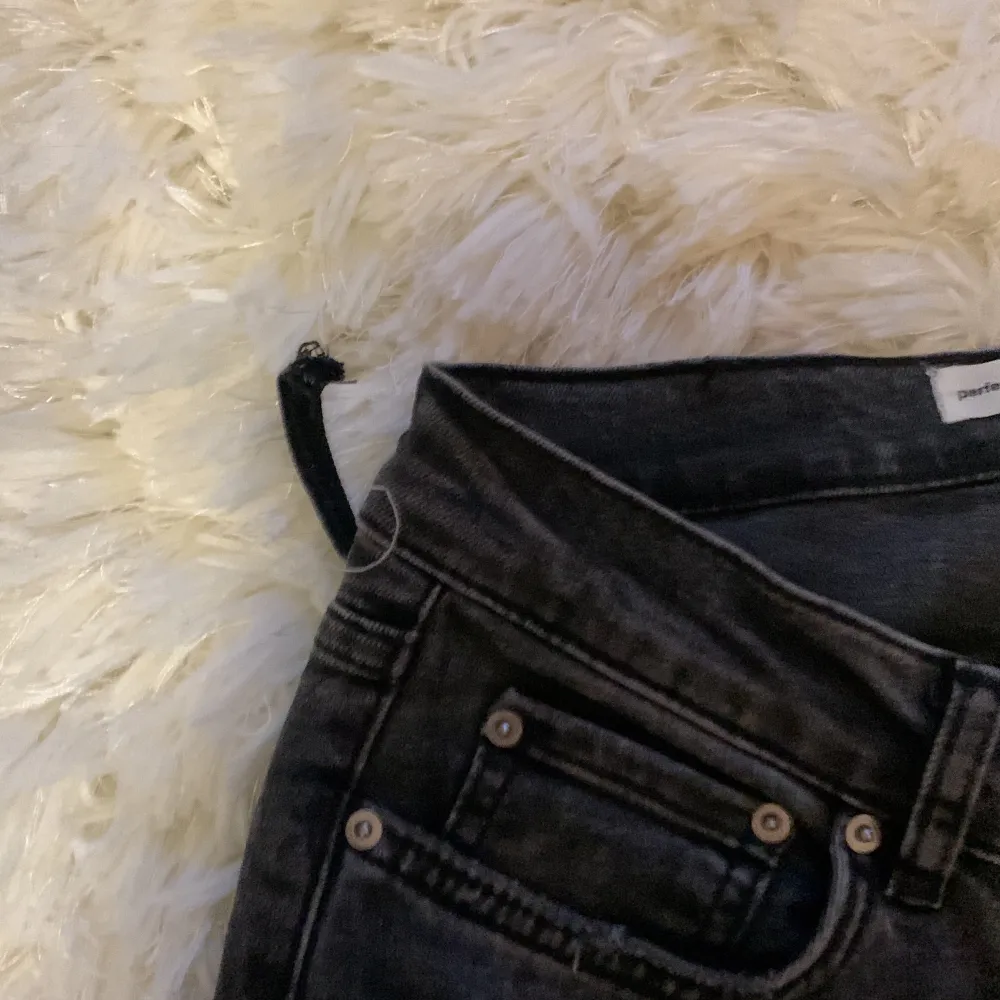 Jag säljer dessa svarta jeans ifrån Gina Tricot för att dom är för korta för mig i längden. På bild 2 kan man se att jeans hällan har gått av men det kan man lätt laga. . Jeans & Byxor.