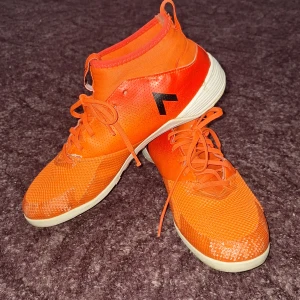 Fotbollsskor Adidas  - Adidas Fotbollsskor lite andvända men i bra skick.   Pris kan diskuteras.