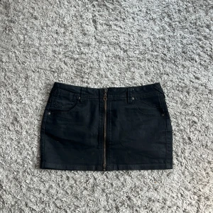 Lågmidjad jeanskjol - Jättefin lågmidjad jeanskjol från märket only, köpte för 500 men aldrig använt därför säljer jag den för 400 (pris kan diskuteras). Midjemått rätt över är 40-41cm så jag skulle säga att den är i storlek 38.