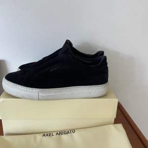 Axel arigato skor Storlek 40  Bra skick, säljer för att dom har blivit små, pris 800kr Kontakta vid frågor eller fler bilder 