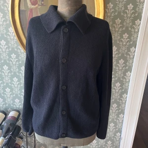 COS kofta - Kofta/cardigan i bra kvalitet från COS. Snygg att bara kasta över en vit tisha. Sitter som lite oversize M.