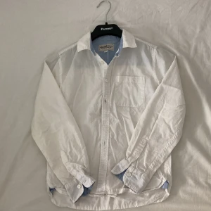Vit Hampton Republic Skjorta - Skjortan är storlek 146 cm. Skjortan är fel fri med inga hål eller märken. Perfekt nu när sommaren kommer☀️ 9/10 skick